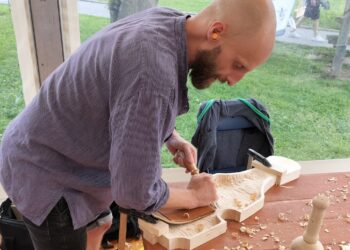 Czym zajmuje się i co tworzy lutnik? Zajrzyjcie z nami do warsztatu gdańskiego rzemieślnika Huberta Połoniewicza