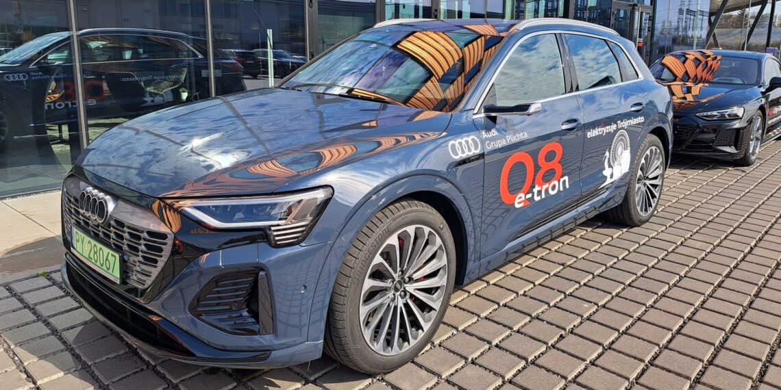 Jest bezpieczny, stabilny i szybko się ładuje. Podziwiamy premierowe Audi Q8 e-tron