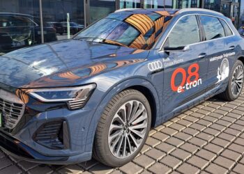 Jest bezpieczny, stabilny i szybko się ładuje. Podziwiamy premierowe Audi Q8 e-tron