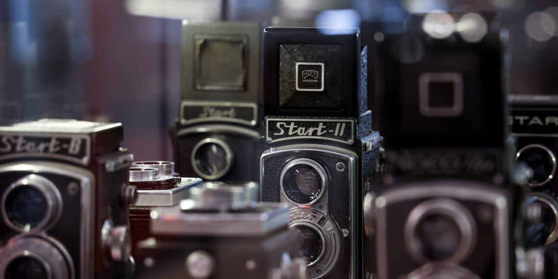 Magia fotografii analogowej, wyjątkowość zdjęć na papierze i dźwięk migawki