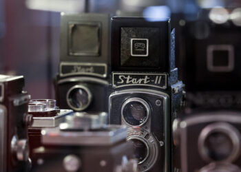 Magia fotografii analogowej, wyjątkowość zdjęć na papierze i dźwięk migawki