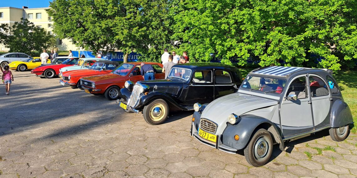 Czterdziestoletnie samochodowe zabytki. „Rajd 40+” to święto koneserów czterech kółek sprzed lat
