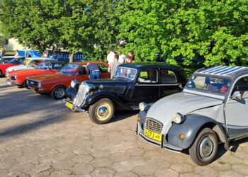 Czterdziestoletnie samochodowe zabytki. „Rajd 40+” to święto koneserów czterech kółek sprzed lat