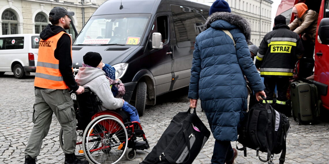 Pomaganie uchodźcom jest lepsze od biernego śledzenia doniesień wojennych