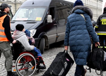 Pomaganie uchodźcom jest lepsze od biernego śledzenia doniesień wojennych