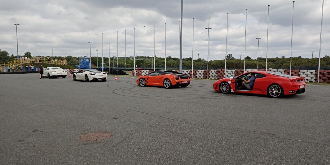 Nagrodą dla młodych kierowców była możliwość poćwiczenia jazdy. Odwiedziliśmy ich na autodromie