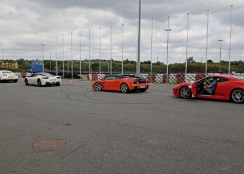 Nagrodą dla młodych kierowców była możliwość poćwiczenia jazdy. Odwiedziliśmy ich na autodromie