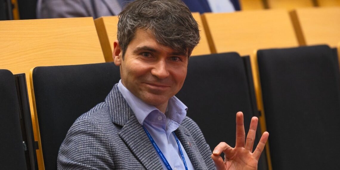 Naukowiec, który płynie na falach wiedzy. Dr Maciej Grzybek i jego liczne pasje