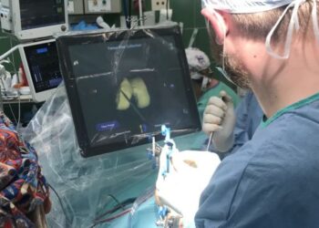 Endoprotezę stawu kolanowego można wszczepić z pomocą robota