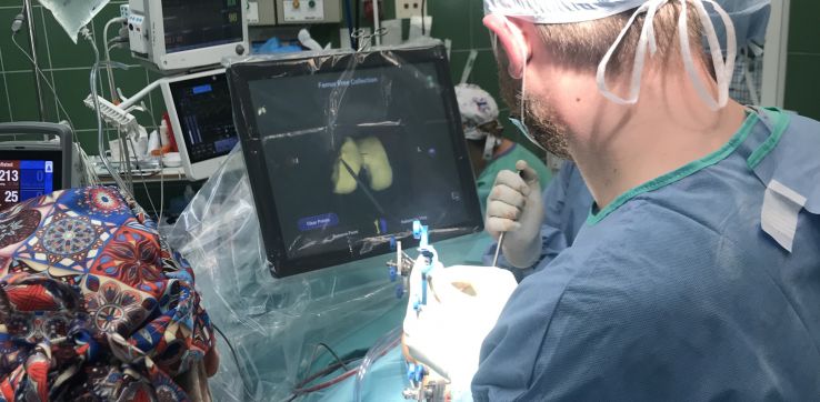 Endoprotezę stawu kolanowego można wszczepić z pomocą robota