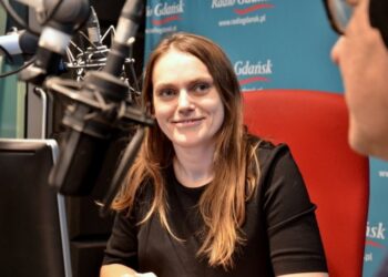 Co trzecia siatka z zakupami ląduje w śmietniku. Dlaczego marnujemy żywność?