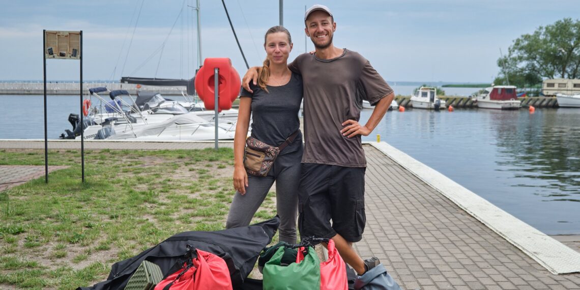 Wciągająca podróż nie musi być daleka. Kajakowa eskapada rzeką, która może być osobą
