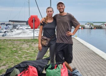 Wciągająca podróż nie musi być daleka. Kajakowa eskapada rzeką, która może być osobą