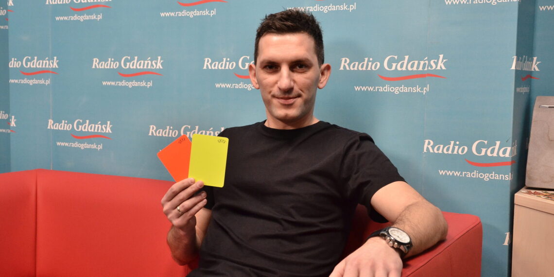 Z Luzina na międzynarodowe stadiony. Sędzia piłkarski Damian Kos bohaterem audycji „Jestem z Pomorza”