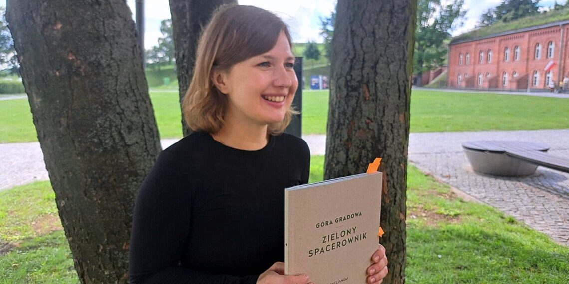 Dominika Gołębiewska zachęca do wędrówek po Gradowej Górze z „Zielonym Spacerownikiem” w ręku