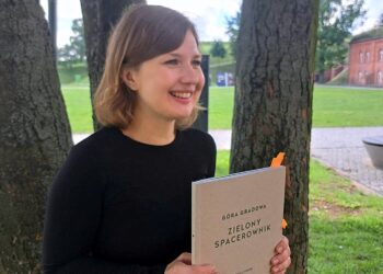 Dominika Gołębiewska zachęca do wędrówek po Gradowej Górze z „Zielonym Spacerownikiem” w ręku