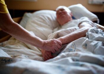 Nigdy na łożu śmierci nie będziesz żałował dnia, w którym spóźniłeś się do pracy – można usłyszeć od prawdziwie chorych