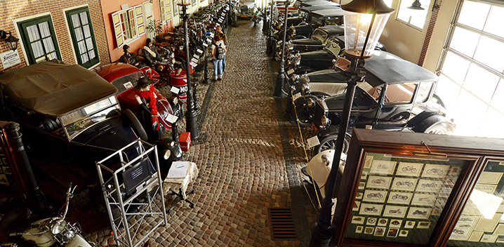 Zabytkowe auta, które wymagają specjalnego traktowania. Odwiedziliśmy Gdyńskie Muzeum Motoryzacji