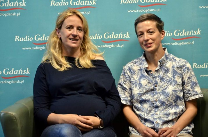 Groszek Stanilewicz chodzi do więzienia i opowiada osadzonym bajki. Podobno bardzo warto to robić