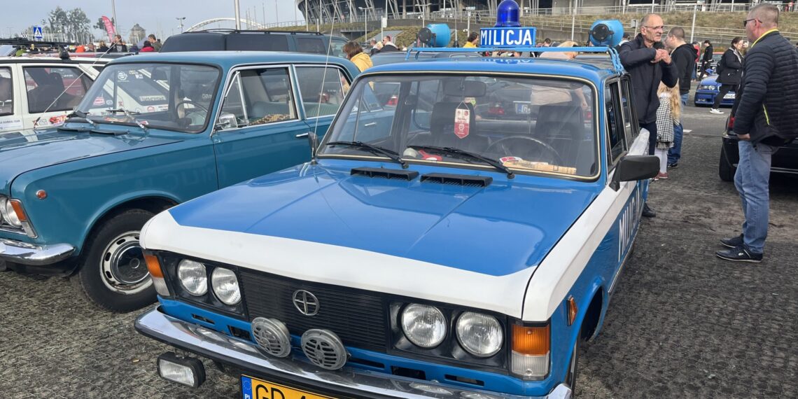 Niebiesko-biały dawny symbol luksusu. Duży fiat milicyjny bohaterem „Autocooltury”