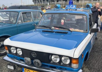 Niebiesko-biały dawny symbol luksusu. Duży fiat milicyjny bohaterem „Autocooltury”