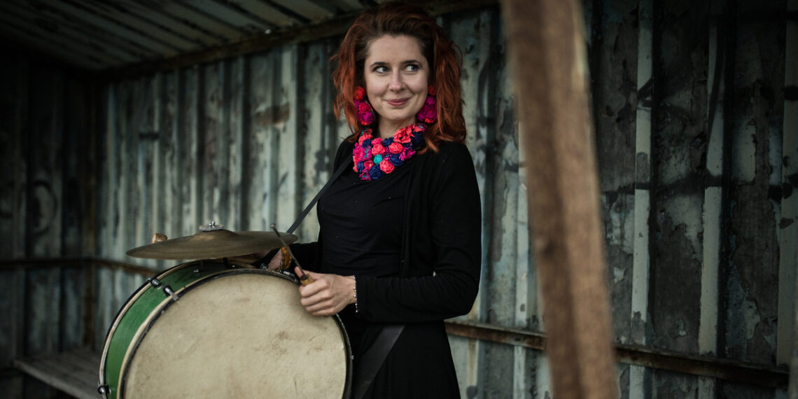 Zajmuje się rekonstrukcją dawnych pieśni. Joanna Gostkowska w dokumencie „Głosy przeszłości”