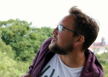 Łąka kwietna lepsza od trawnika – opowiada Karol Podyma