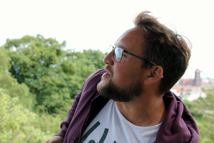 Łąka kwietna lepsza od trawnika – opowiada Karol Podyma