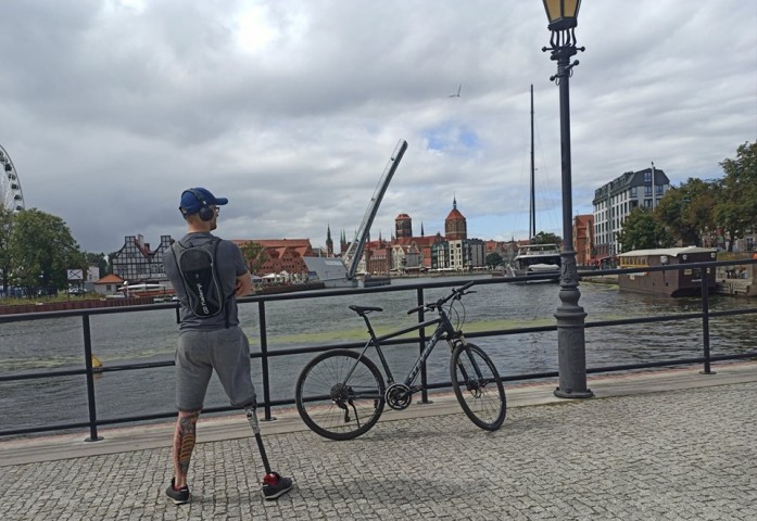 ’- Czasami dzieci pytają gdzie Pan zostawił nogę? Krystian Janelt o codzinnym dystansie do siebie i rowerowym do pracy