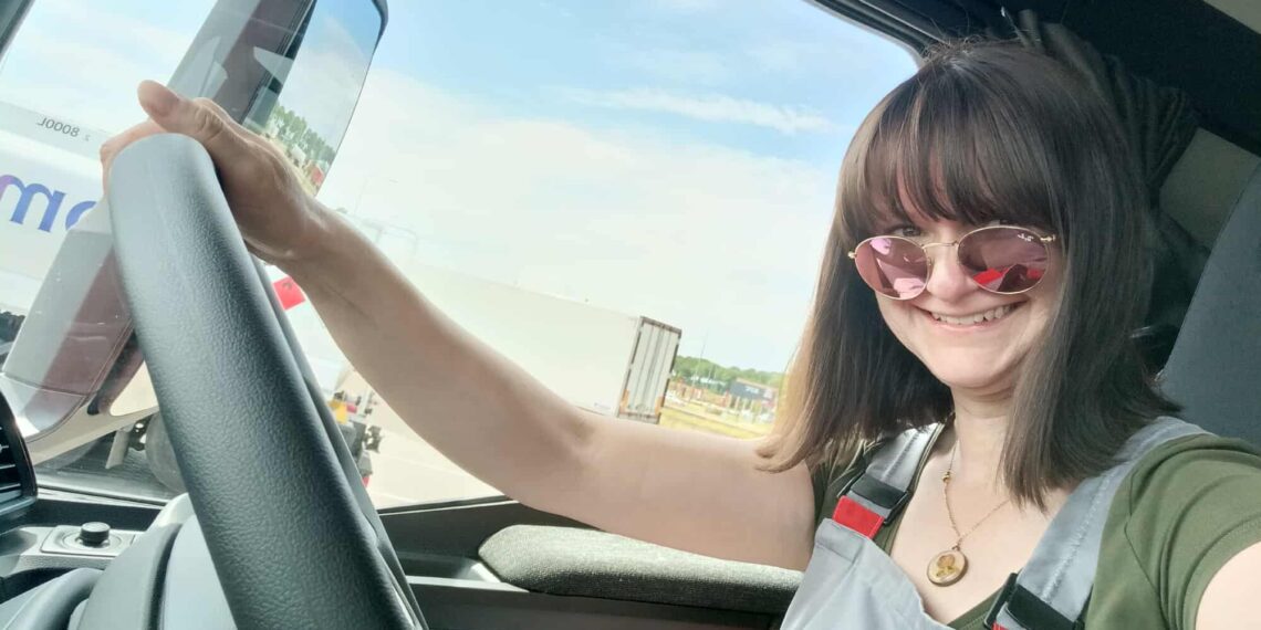 Kiedyś pracowała w korporacji, później jeździła śmieciarką. Dziś wozi cysterną paliwo lotnicze