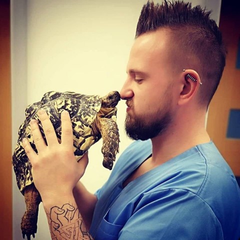 Ma węże z Biedronki i z lasu. Przemysław Łuczak zakłada azyl dla gadów