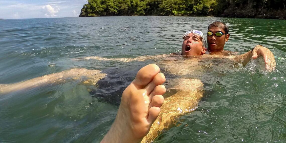 Jak ratować tonącego, by samemu nie stać się ofiarą? Ratownik: trzeba pamiętać, że woda to żywioł