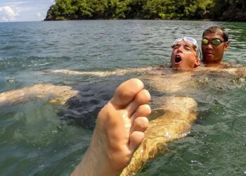 Jak ratować tonącego, by samemu nie stać się ofiarą? Ratownik: trzeba pamiętać, że woda to żywioł