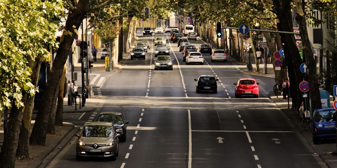 Unia Europejska wprowadza zakaz sprzedaży aut spalinowych. „Mamy do czynienia z ekoszantażem”