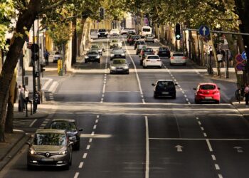 Unia Europejska wprowadza zakaz sprzedaży aut spalinowych. „Mamy do czynienia z ekoszantażem”