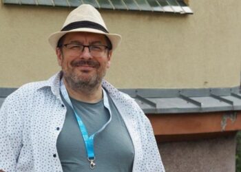 Prowincja, a jednocześnie powiew wielkiego świata. Spacer po Sopocie z Tomaszem Kotem