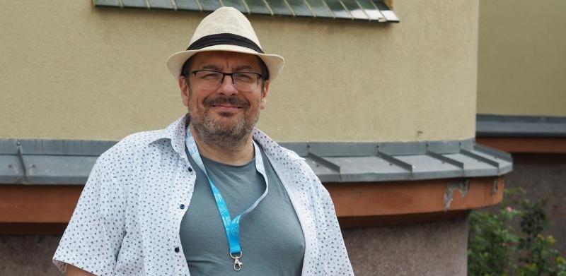 Prowincja, a jednocześnie powiew wielkiego świata. Spacer po Sopocie z Tomaszem Kotem