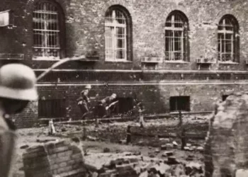 Poznaj historię polskich pocztowców w Gdańsku. Od bohaterskiej obrony po rehabilitację przed niemieckim sądem