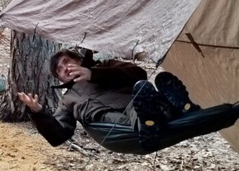 Nocowanie w lesie to bliski kontakt z naturą i jeszcze bliższy z samym sobą