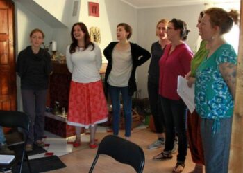 Śpiew jest rzeczą naturalną, daje moc i jest pretekstem do spotkania – mówią uczestniczki Akademii Głosów Tradycji