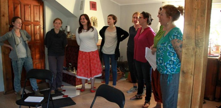 Śpiew jest rzeczą naturalną, daje moc i jest pretekstem do spotkania – mówią uczestniczki Akademii Głosów Tradycji