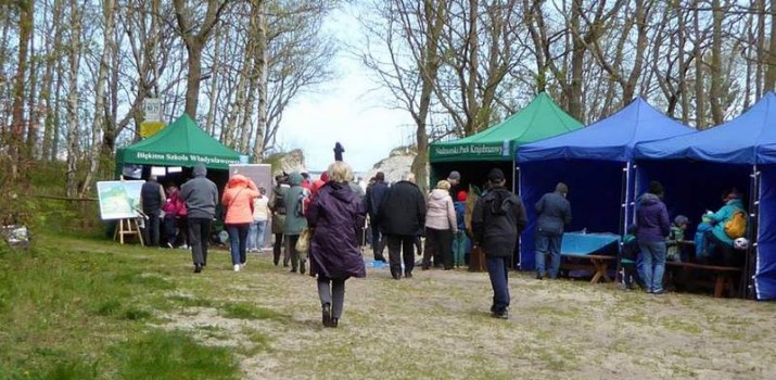 Od marca do końca maja mieszkają pod namiotami i obrączkują ptaki. Można ich odwiedzić na pikniku