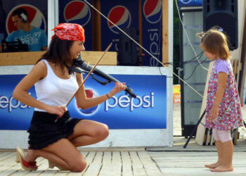 Vanessa Mae mieszka w Gdyni? Nazywa się Alexa, poznajcie energetyczną skrzypaczkę