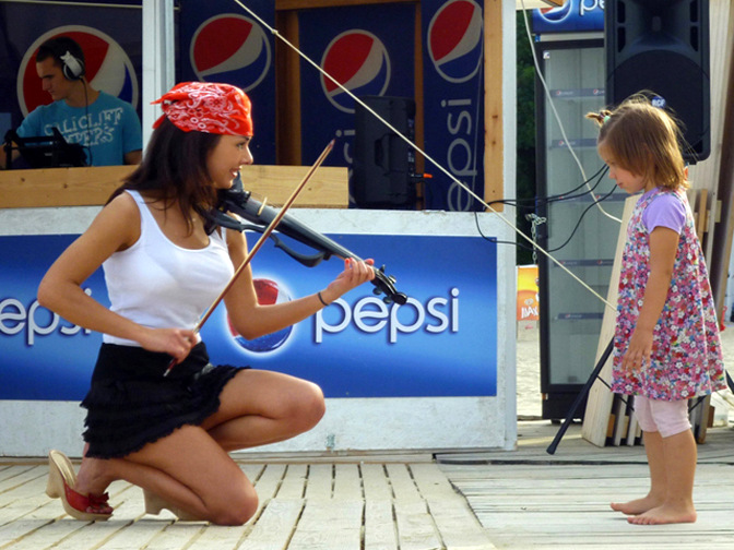 Vanessa Mae mieszka w Gdyni? Nazywa się Alexa, poznajcie energetyczną skrzypaczkę