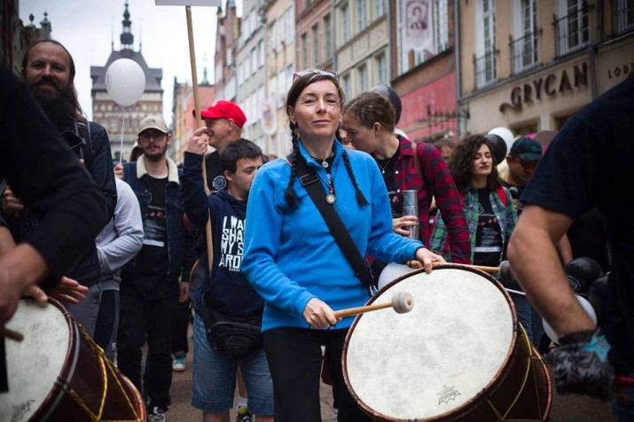 „Ze śmiercią oswoiła mnie babcia.” Rozmowa z Aromą dla której zagrają Reni Jusis i Golden Life