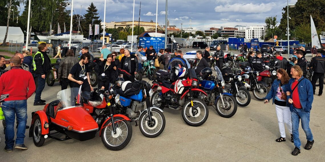 Dziesiątki wiekowych motocykli ścigały się po gdyńskiej plaży. Zakończył się Bałtycki Rajd
