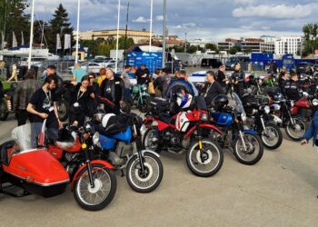 Dziesiątki wiekowych motocykli ścigały się po gdyńskiej plaży. Zakończył się Bałtycki Rajd