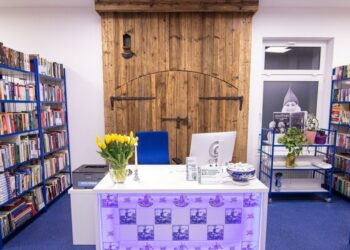 Biblioteka, w której rośnie wierzba, a wrota mają dziurę dla sów