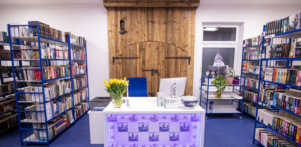 Biblioteka, w której rośnie wierzba, a wrota mają dziurę dla sów