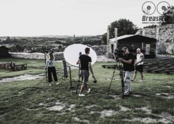 Warto zainteresować się kobiecymi piersiami – opowiada pomysłodawca „rozbieranego” męskiego kalendarza